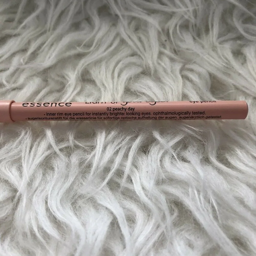 ESSENCE Light up your eyes! Inner Rim Eye Pencil Shade 02 Peachy Day